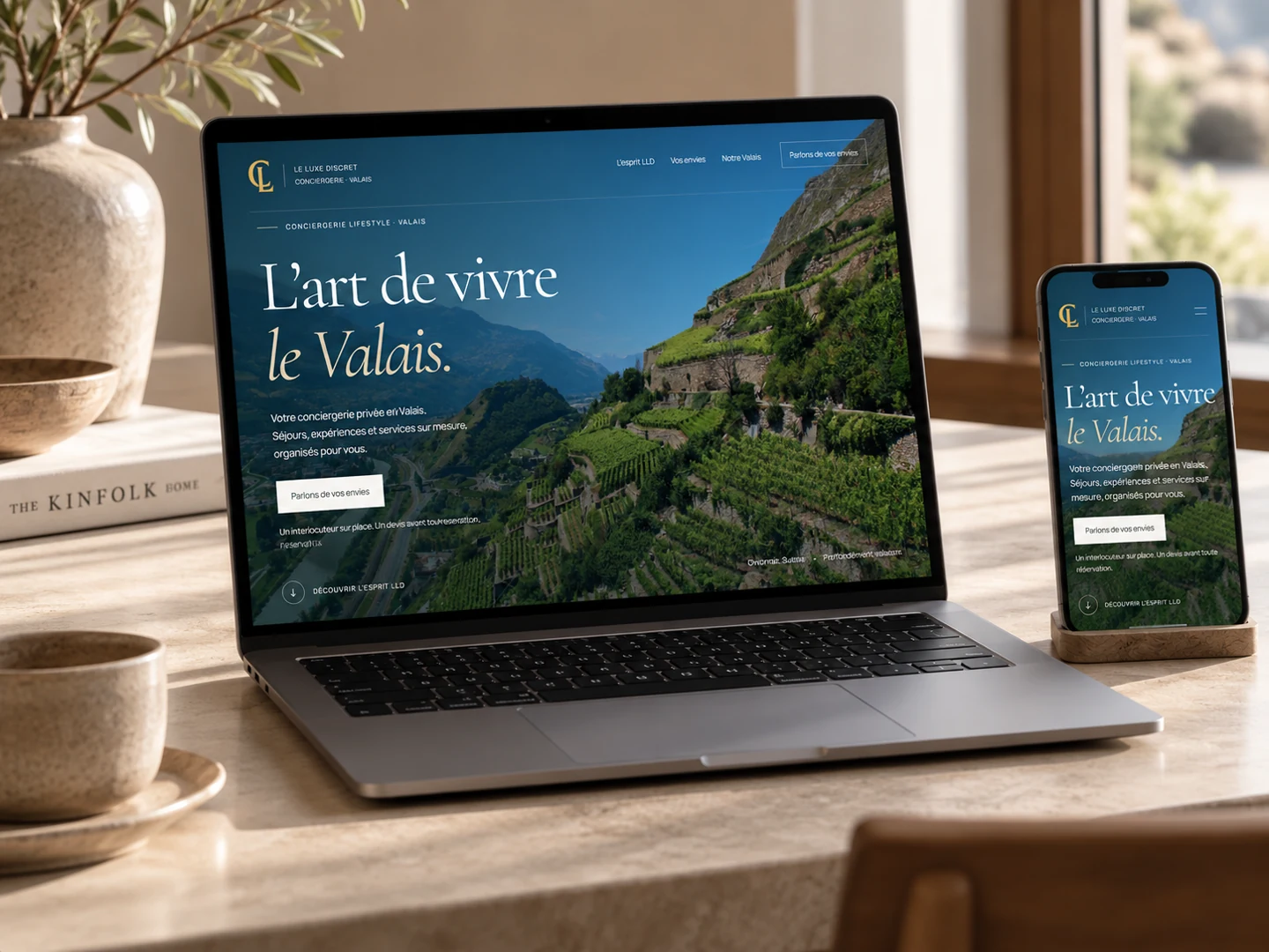 Le site Conciergerie Le Luxe Discret présenté sur un ordinateur portable et un téléphone